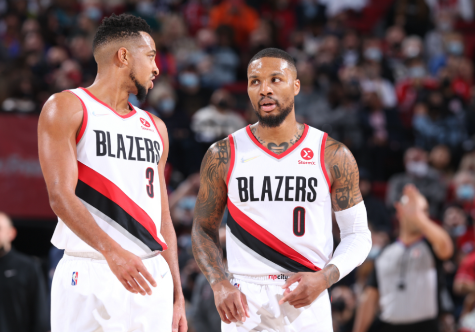 包含开拓者客场擒下黄蜂，利拉德全场最佳砍下分助球队夺胜的词条