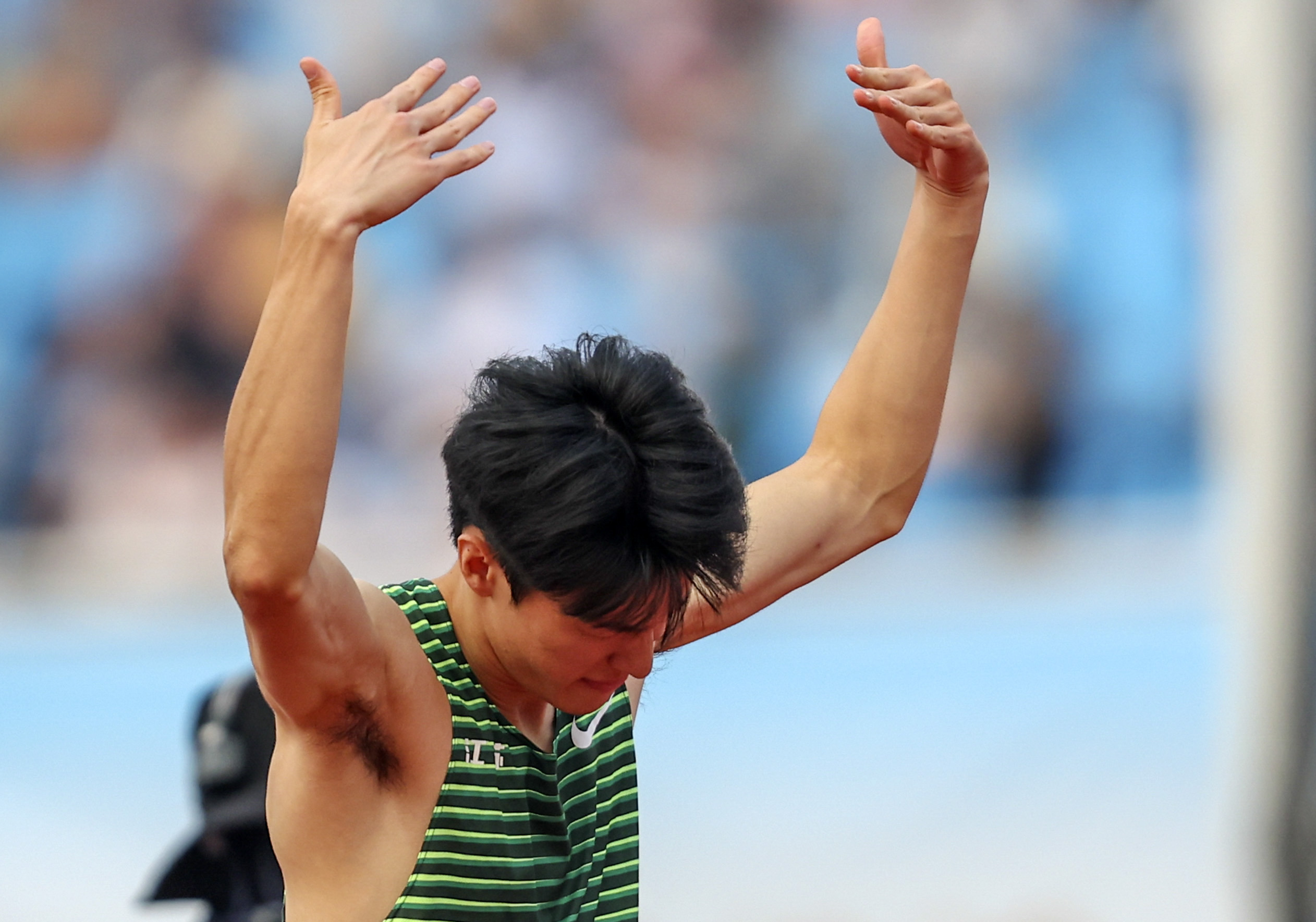 星空体育app下载地址-田径比赛中发生惊人奇迹，选手登上领奖台