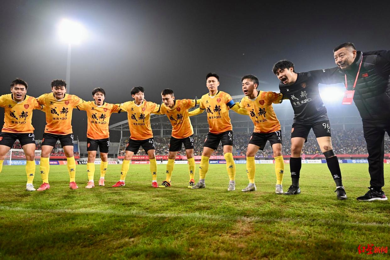 星空体育官方-联赛冠军登顶，球队全员欢庆