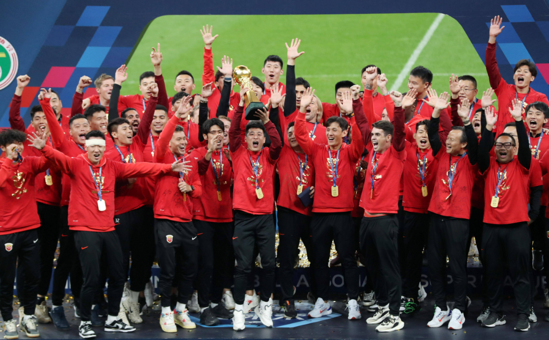 联赛冠军登顶,球队全员欢庆 联赛冠军登顶,球队全员欢庆