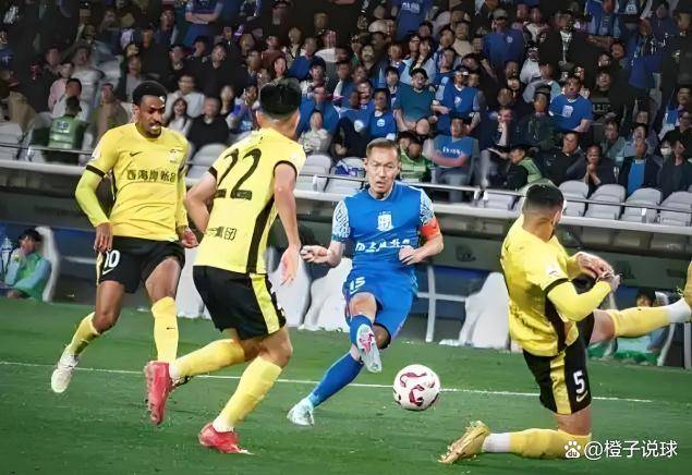 星空体育app下载-球员红牌离场，客队劣势明显加大