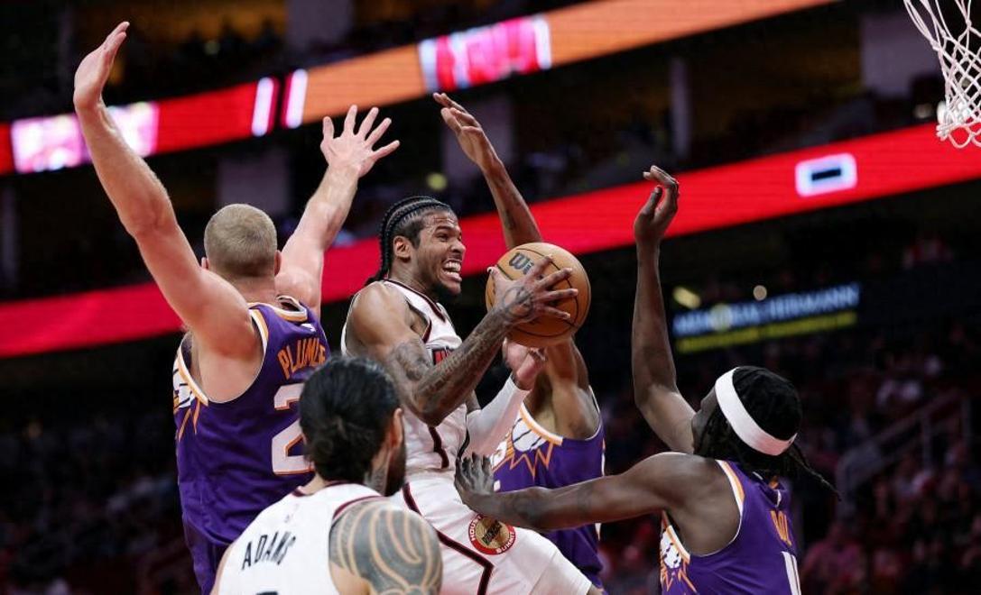 湖人力克火箭，取得比赛胜利