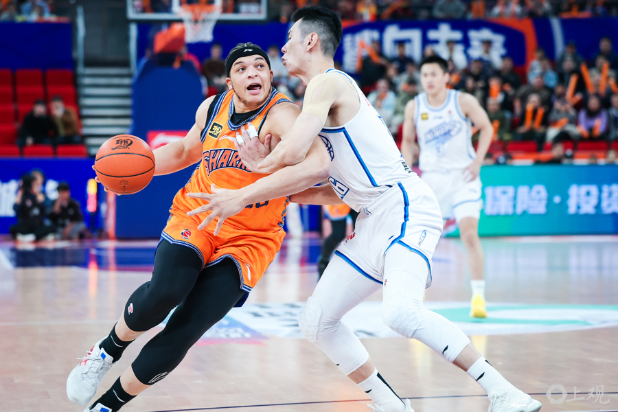 上海男篮在主场轻松战胜对手