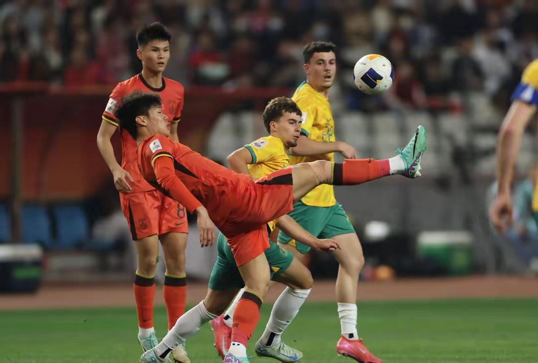 星空体育app-足球比赛中各个球队展现出卓越技术和战术